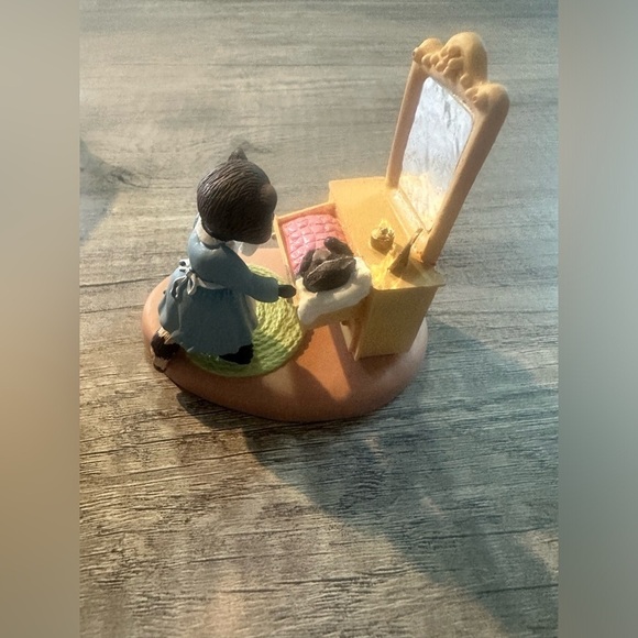 Hallmark 1988 Tender Touches “A Baby Brings New Love to Your Heart” Figurine - Picture 7 of 7